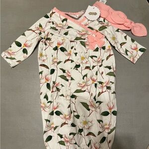 NWT Mudpie magnolia baby gown and headband set - size 0-3 months